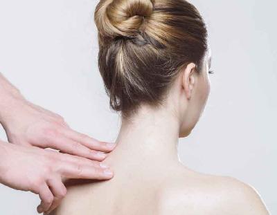 Deux techniques jumelles aux nuances délicates : comparer l'acupression et l'acupuncture