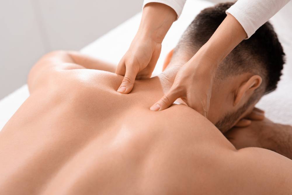 Utiliser l'acupression contre les douleurs à l'épaule-1